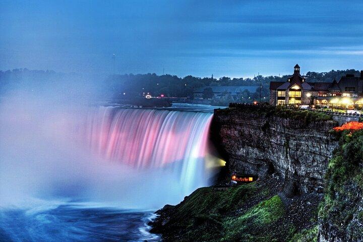 Tour nocturno de iluminación por las Cataratas del Niágara con paseo en barco y cueva