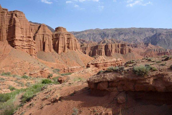 Lago Issyk Kul , canyon Konorchek e antica torre Burana