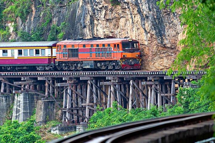 Kanchanaburi histórico: tren, barco y pasarela desde Bangkok (sin almuerzo)