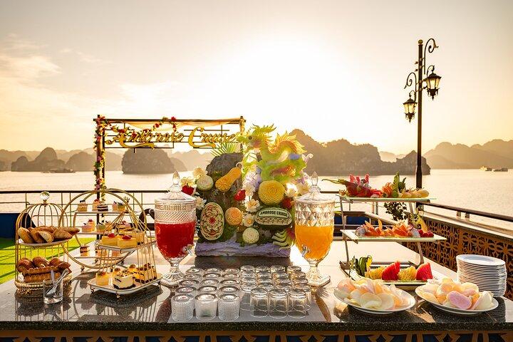Tour di un'intera giornata nella baia di Halong con pranzo, festa al tramonto da Hanoi