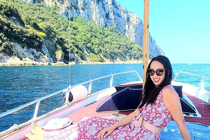 Private boat tour along the coast of Capri: 2 hours of beauty