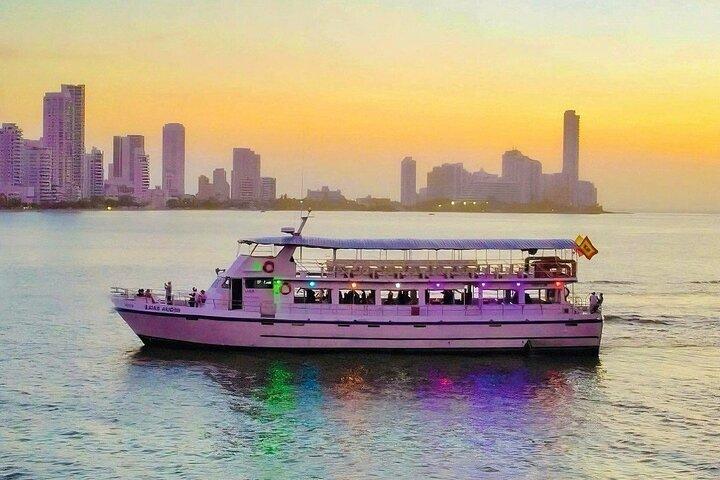 Premium Cruise Tour in Cartagena with Sunset and Open Bar