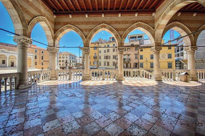 Tour a piedi di Udine con audio e guida scritta di un locale