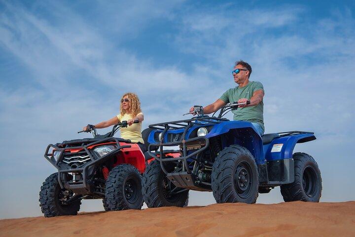 プレミアムイブニングクワッドバイク、デザートサファリ、BBQディナー、ショー