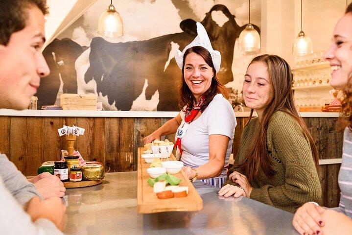 アムステルダムでワインと一緒にオランダチーズの試飲体験