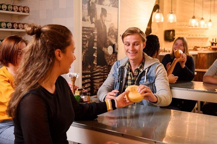 アムステルダムでワインと一緒にオランダチーズの試飲体験
