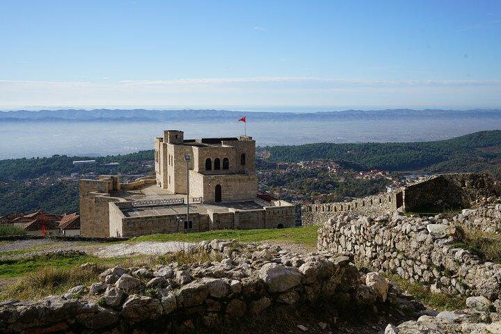 Tour privato di un giorno di Kruja e degustazione di vini da Tirana o Durazzo