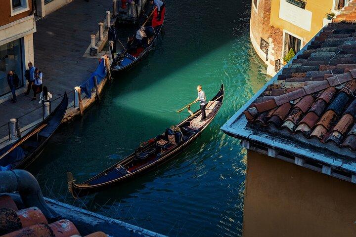 Gondelerlebnis in kleiner Gruppe auf dem Canal Grande von Venedig