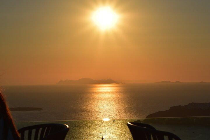 Private Custom Land Tour em Santorini com um local