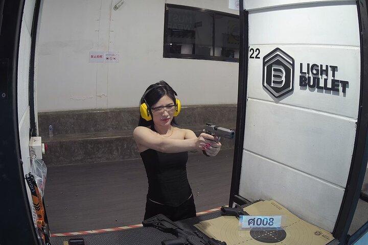 Light Bullet Indoor Shooting Range Experience de Pattaya