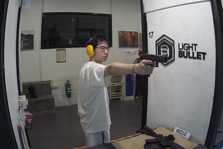 Light Bullet Indoor Shooting Range Experience de Pattaya