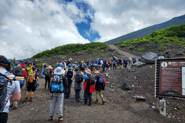 フリーギアで東京から山頂を目指す富士山登山2日間ツアー