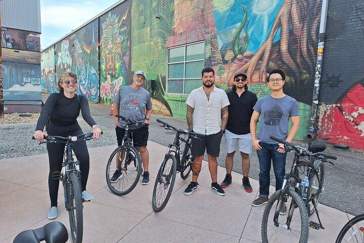Bikes, Brews & Hidden Bars: Eine Fahrt durch RiNo & Downtown