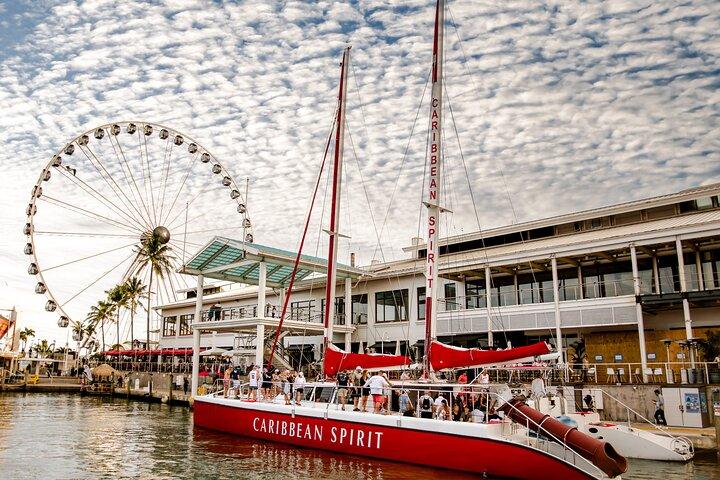 Sunset Sail in Miami: Gratis Champagner Toast