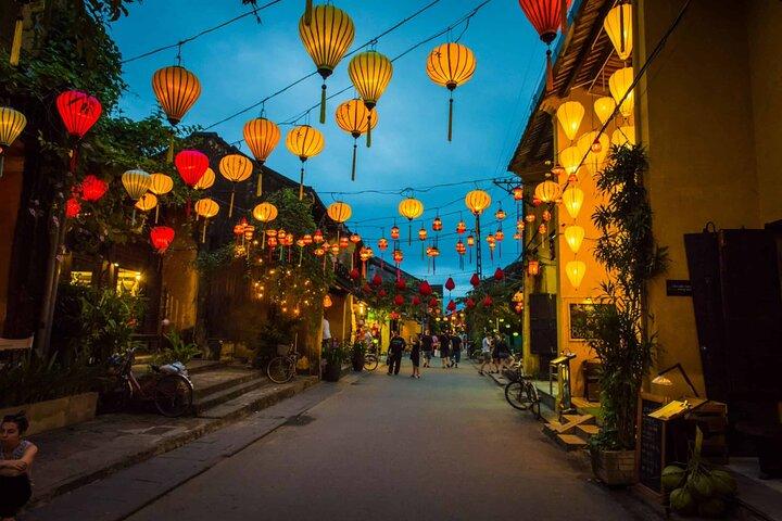 HoiAn Ancient Town Night Market Street food tour di notte