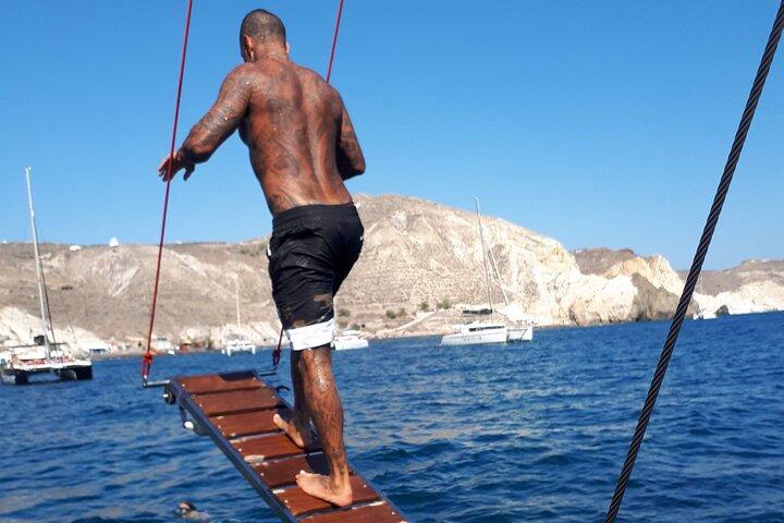 Vela Santorini para los huéspedes de cruceros Un tour por el volcán y la playa