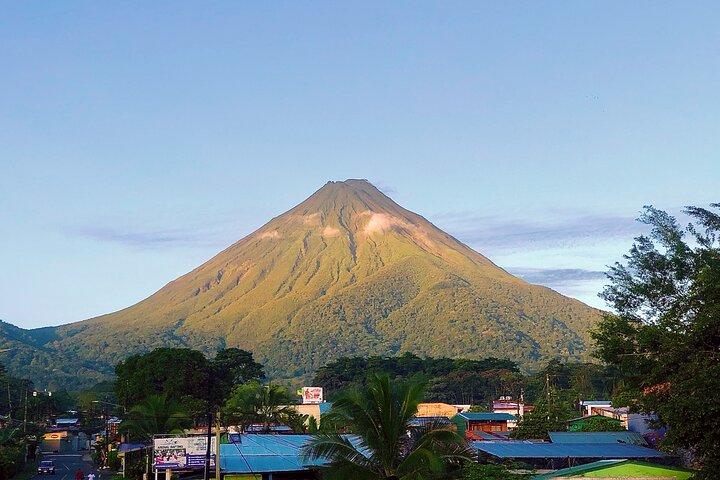サンホセからのプレミアムアドベンチャー アレナル火山の滝と温泉