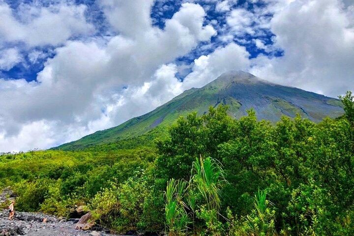 サンホセからのプレミアムアドベンチャー アレナル火山の滝と温泉