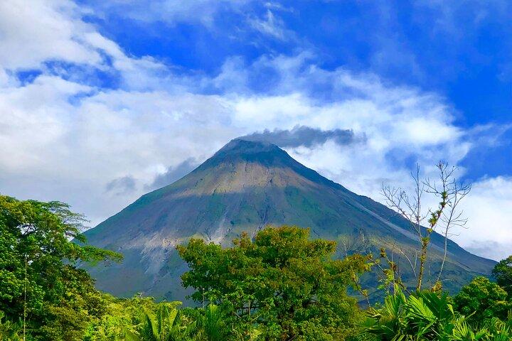 サンホセからのプレミアムアドベンチャー アレナル火山の滝と温泉