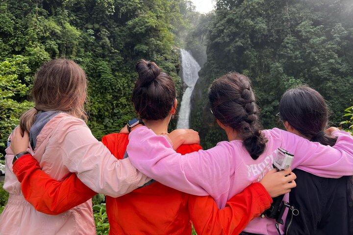サンホセからのプレミアムアドベンチャー アレナル火山の滝と温泉