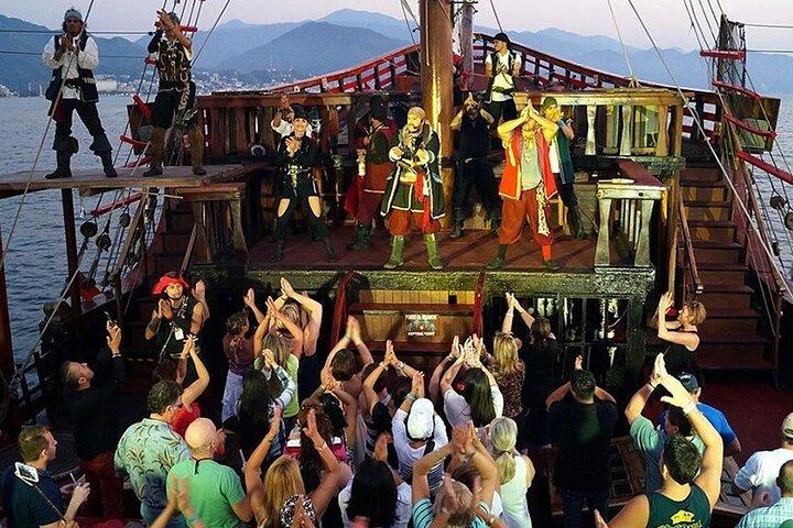 Cena y espectáculo noche de piratas Hook en Cancún