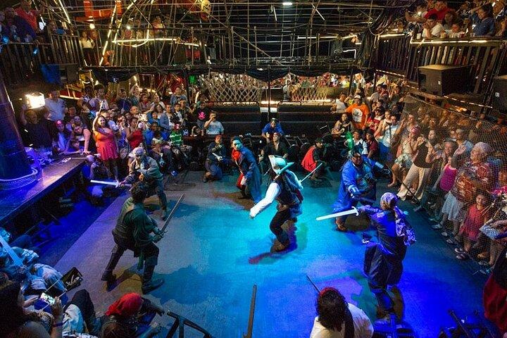 Cena y espectáculo noche de piratas Hook en Cancún