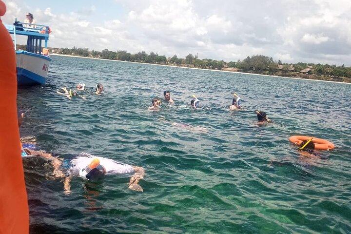 ディアニ ビーチ：水中ショー付きのガラス底ボート ライド