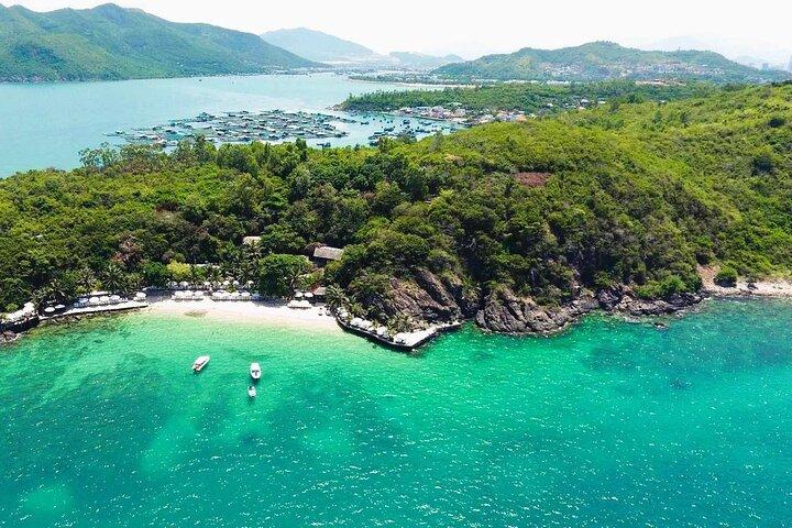 Tour de día completo a la isla de Nha Trang con buceo y pesca