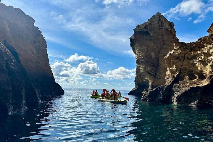 Visita guiada en kayak por el islote y las cuevas
