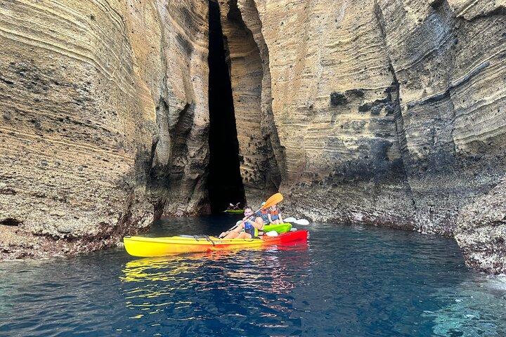 Visita guiada en kayak por el islote y las cuevas