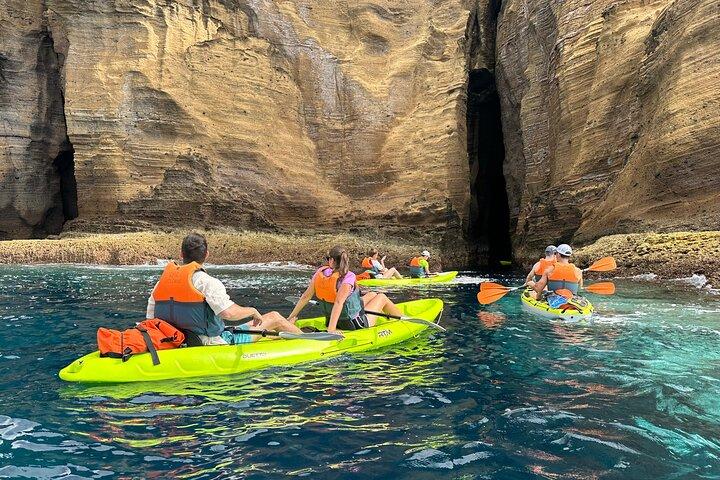 Visita guiada en kayak por el islote y las cuevas