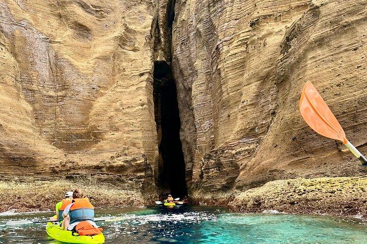 Visita guiada en kayak por el islote y las cuevas