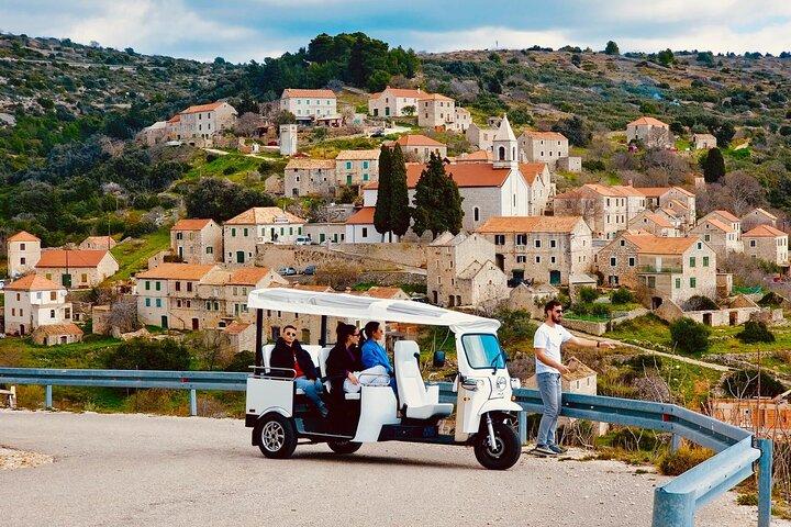 Excursión de aventura a Hvar: ¡Explora con un rickshaw eTuk Tuk de 4 a 6 plazas!