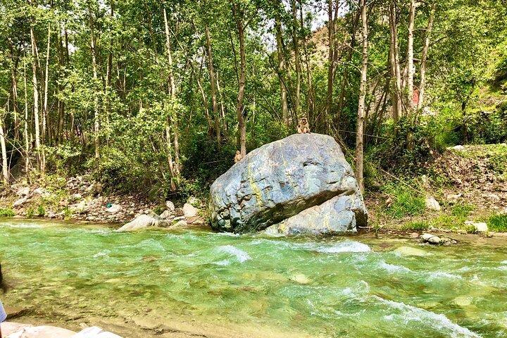 雄大なアトラス山脈と滝を発見
