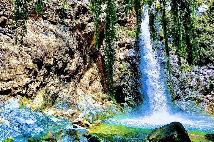雄大なアトラス山脈と滝を発見