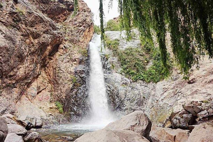 雄大なアトラス山脈と滝を発見