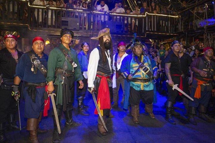 Cena y espectáculo noche de piratas Hook en Cancún