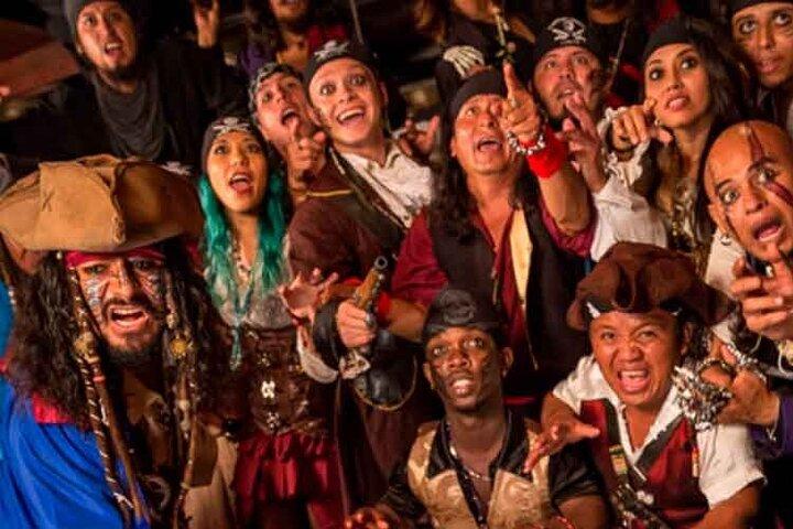 Cena y espectáculo noche de piratas Hook en Cancún