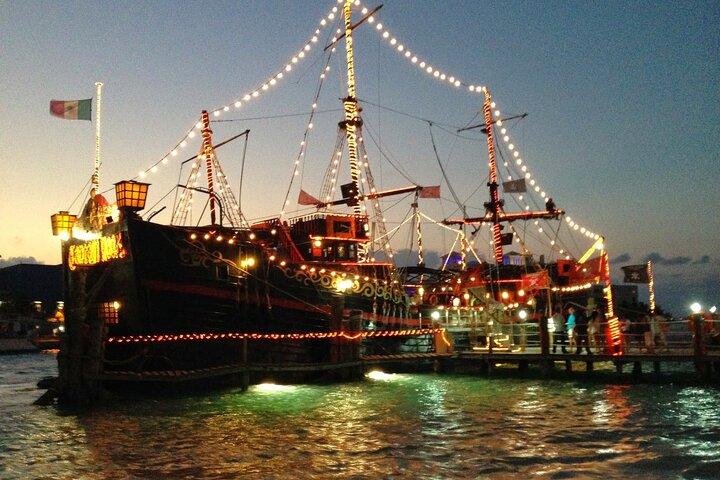 Cena y espectáculo noche de piratas Hook en Cancún
