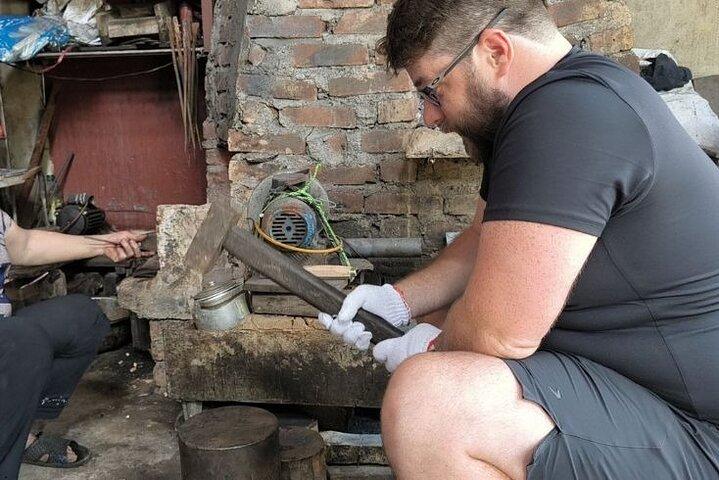 Hanoi knivtillverkning traditionell workshop