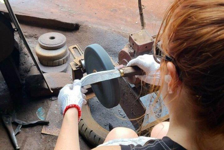 Hanoi knivtillverkning traditionell workshop
