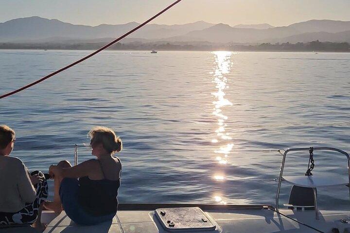 Marbella: Catamaran Sunset Cruise com lanches e bebidas