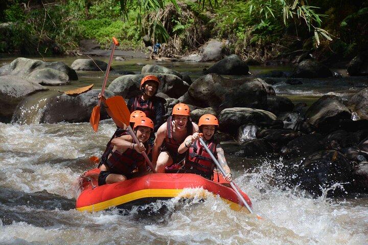 Rafting y tirolina en el río Telaga Waja (BCR) (Traslado privado)