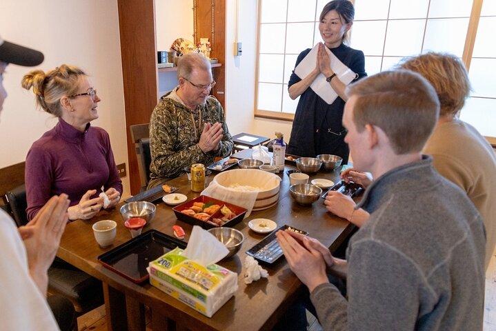 日本酒とペアリングしたラーメンと寿司のプライベート料理教室が東京で開催