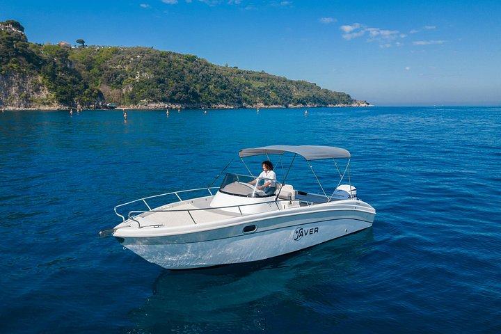 ソレント発プライベートボートツアー「 カプリ、ネラーノ、ポジターノ 」