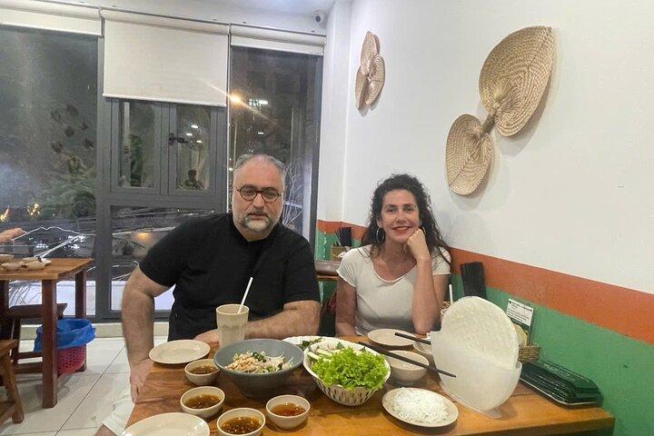 Excursão privada de comida de rua de Ho Chi Minh City com estudantes locais