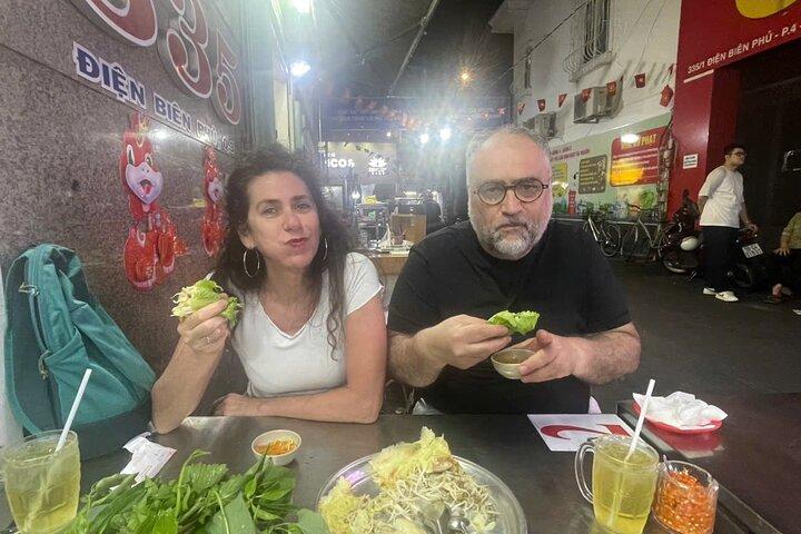 Excursão privada de comida de rua de Ho Chi Minh City com estudantes locais