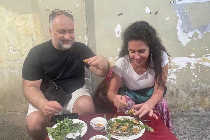 Excursão privada de comida de rua de Ho Chi Minh City com estudantes locais
