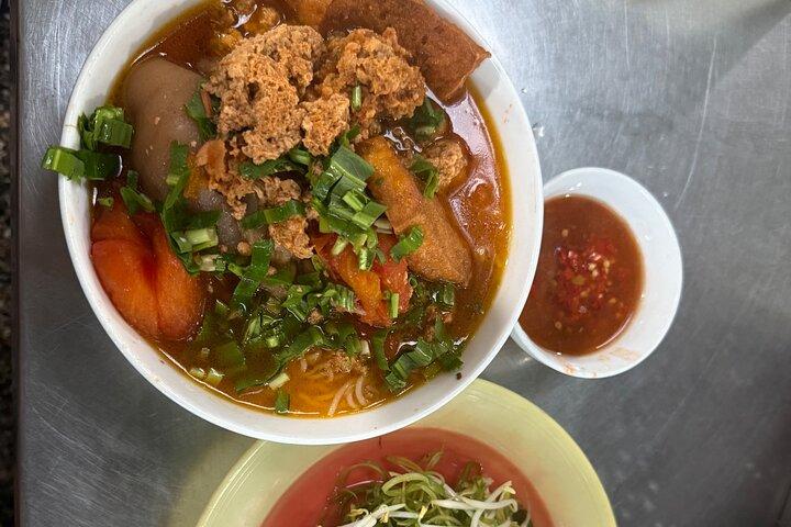 Excursão privada de comida de rua de Ho Chi Minh City com estudantes locais