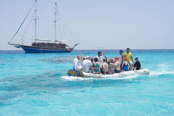 Marsa Alam: Pirates Segelbåtskryssning till Turtle Bay med upphämtning